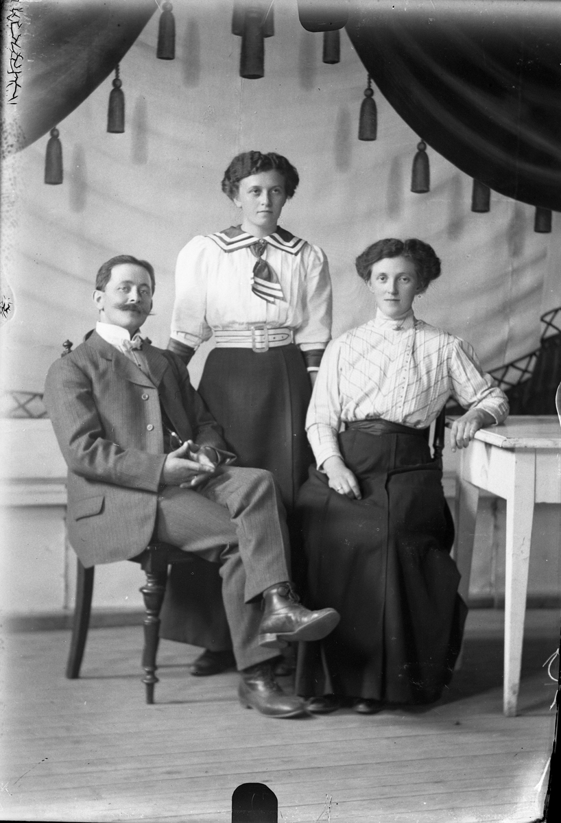 Oscar Holte, Portrett av to kvinner og en mann