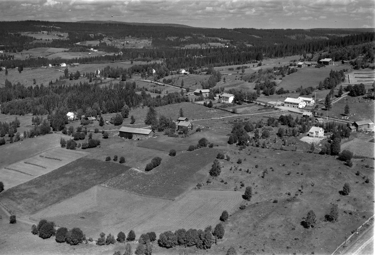 Widerøes Flyveselskap A/S, Flyfoto av Kauserud gard sentralt i bildet, man ser også gamleskolen i Åsmarka med Åsheim forsamlingslokale rett ved siden av.