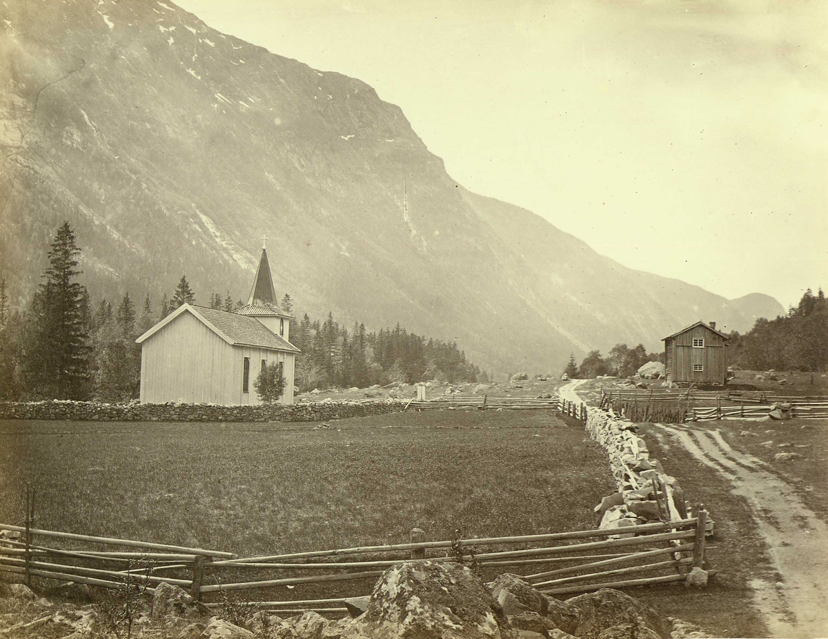 Henry Rosling, Landskap med Dal kirke, Vestfjorddalen, Tinn, Telemark. Veiparti med gjerder. Fra serie norske landskapsfotografier tatt av den engelske fotografen Henry Rosling (1828-1911).
