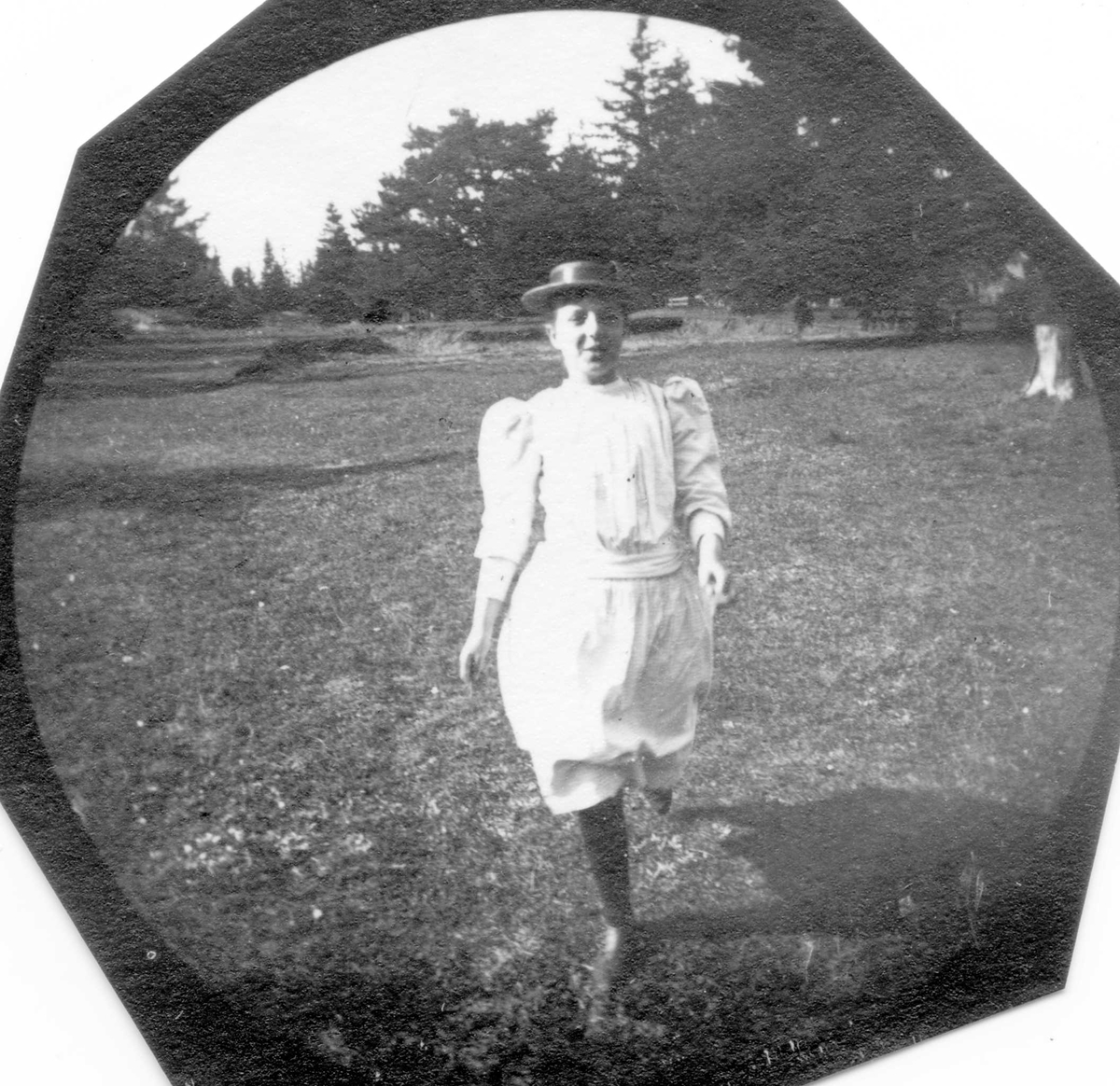 Fredrik Carl Mülertz Størmer, Betta Sommerfeldt, senere fru Fougner, med lys kjole på slette i skogen, Tjøme, Vestfold.