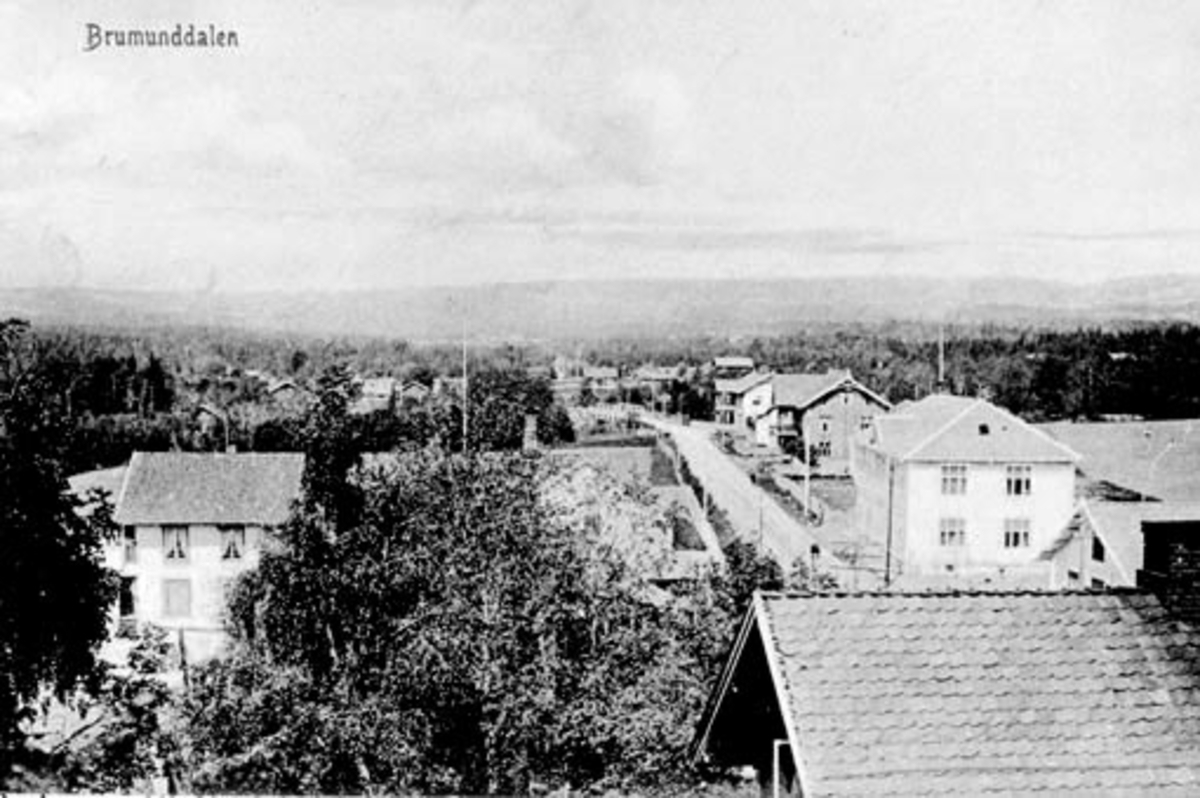 Anno Domkirkeodden, Oversikt, Brumunddal, fra øst mot vest, Furnesvegen, Brumunddal.