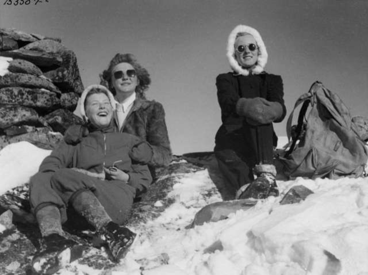 Anders Beer Wilse, Kvinnelige skiløpere tar en pause ved Gaustatoppen.