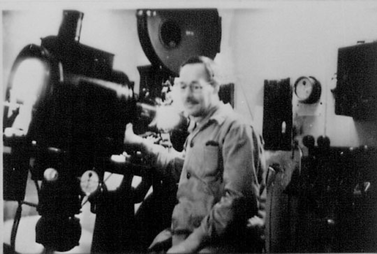 Normann Helger, INTERIØR: STANGE KINO, MASKINIST HJALMAR OLSTAD