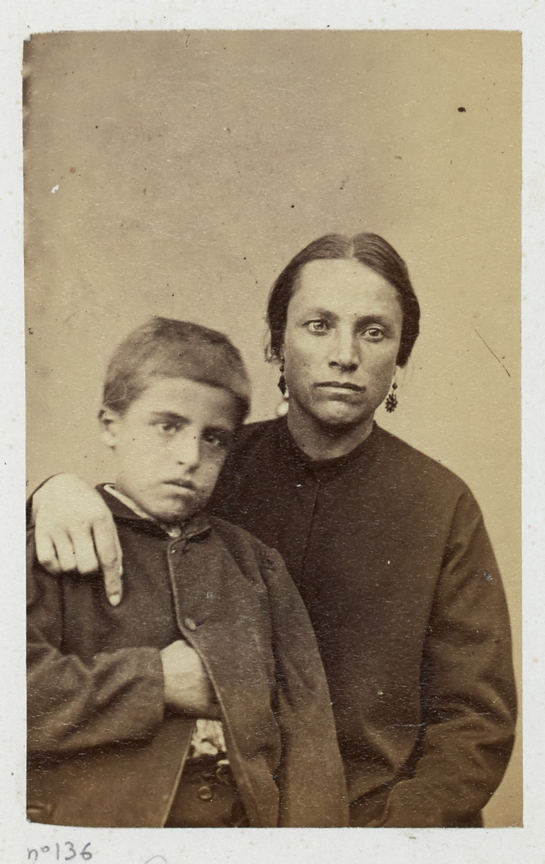 Ernest Charles Appert, Portrait de Euphrasie Damiens (née Vincent) avec son [fils], pris à la prison de Versailles. Membre de la Commune de Paris en 1871.