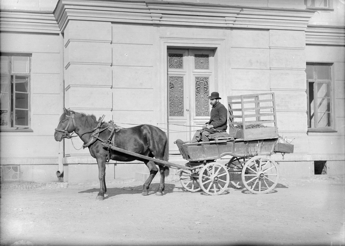 Henri Osti's Fotografiateliér, Ultunabudet Nilsson utanför "Kåken", Ultuna lantbruksinstitut, Uppsala 1889