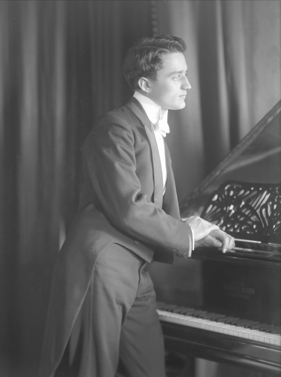 Gustav Borgen, Portrett, pianist Alme ved flygelet.