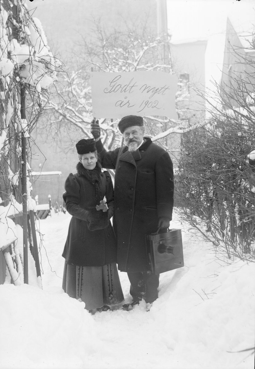 Henri Osti's Fotografiateliér, Emma och Henri Osti med nyårshälsning, Uppsala 1902