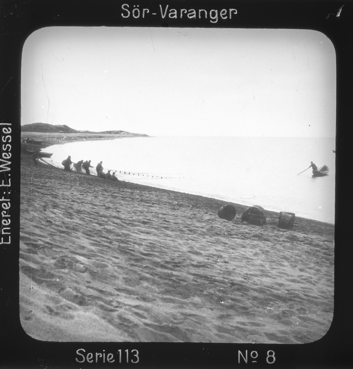 Ellisif Rannveig Wessel, Notfiske utenfor Grense Jakobselvs munning, Sør-Varanger, Finnmark. Motivet har nr.8 i lysbildeforedraget kalt "I lappernes land - Sør-Varanger", utgitt i Nerliens Lysbilledserier, serie nr 113.
