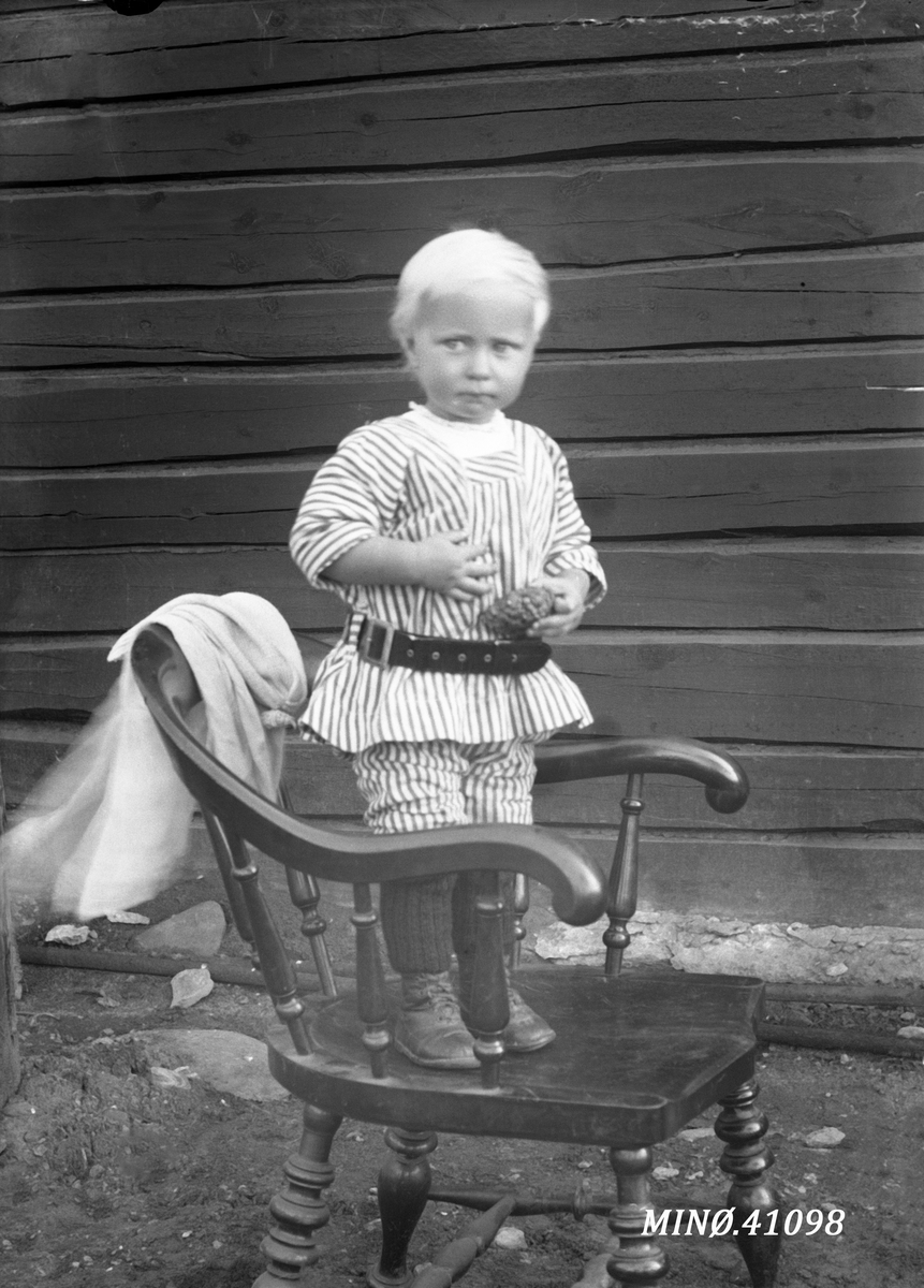Oscar Holte, Portrett liten gutt som står på ens tol - Kristoffersens gutt