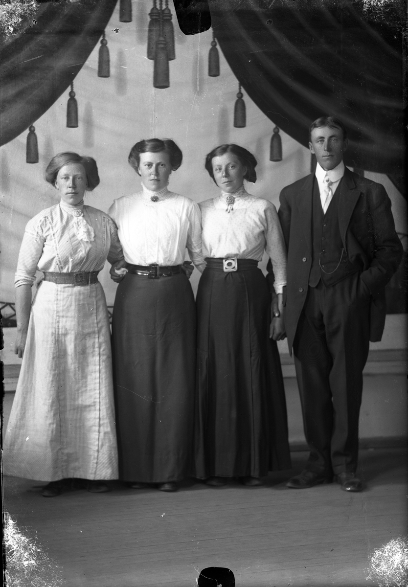Oscar Holte, Portrett, person, klær,