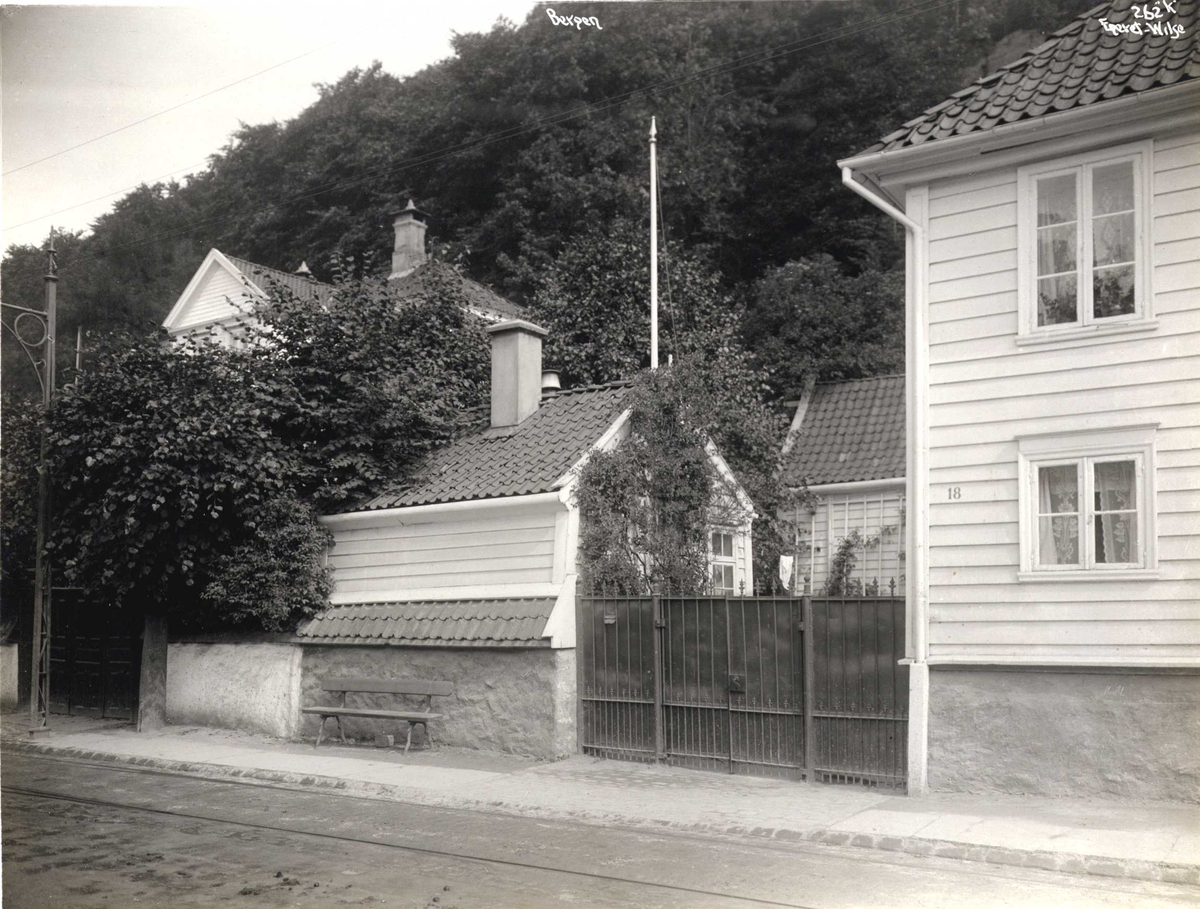 Anders Beer Wilse, Trehus. Kalfaret, Bergen, Hordaland. Fotografert 1912.