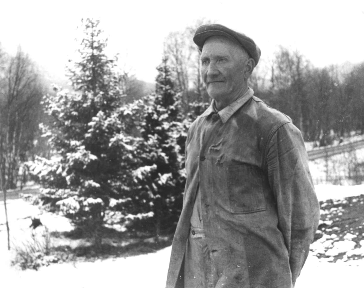 Anna Grostøl, Portrett av ukjent mann med skyggelue. Skog i bakgrunnen. Rostadal, Målselv 1940-årene.