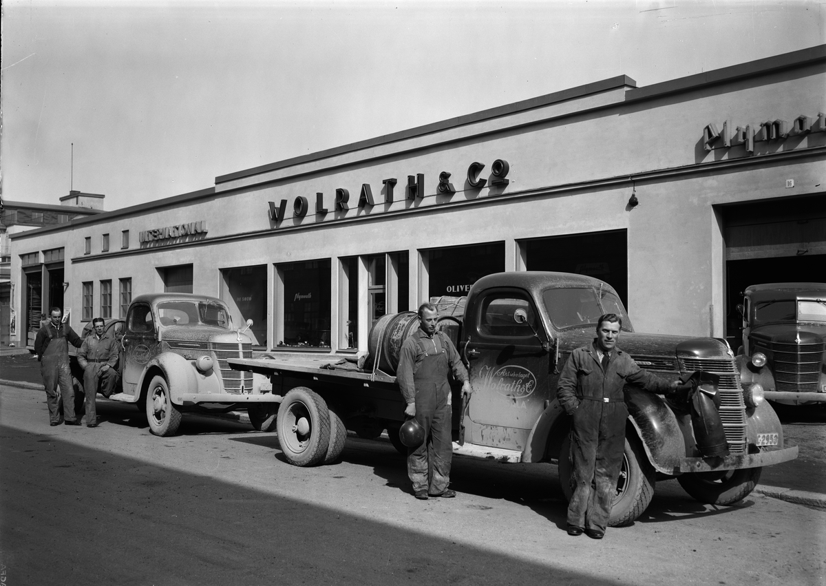 Paul Sandberg, “Finnish Victory Trophies are exhibited in Upsala. Four drivers home with a ‘war change’ from Suomussalmi” - the four drivers outside AB Wolrath & Co on Väderkvarns", Uppsala 1940