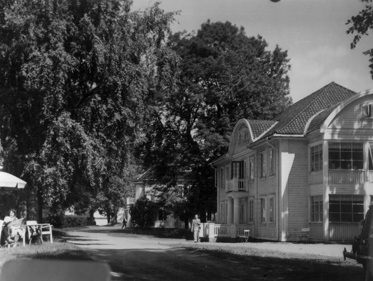 Anders Beer Wilse, Drakt, Åsgården Hotell