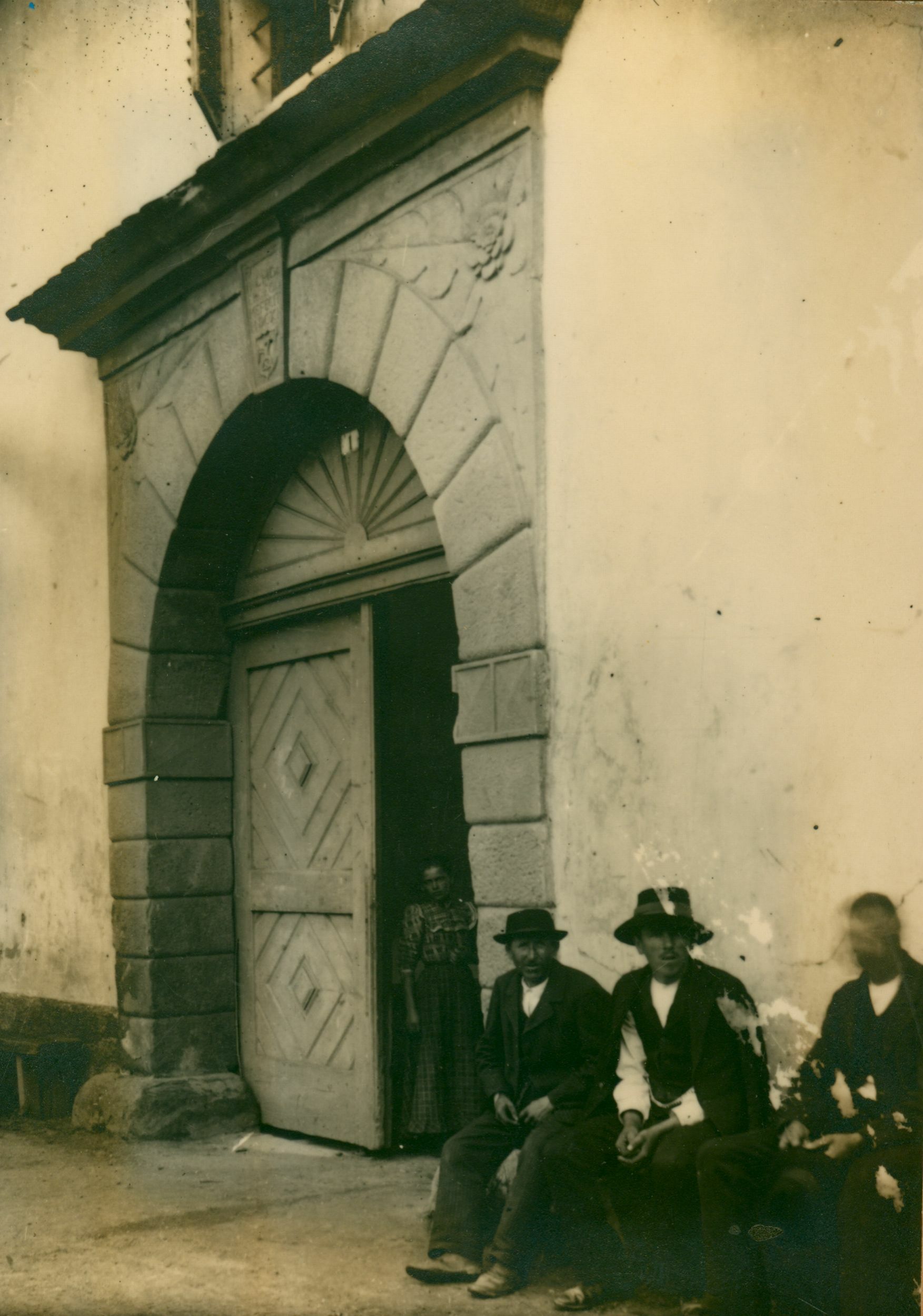 Josip Brunšmid, Velika Horvatska - portal dvorca s grbom Palfy de Erdö i natpisom