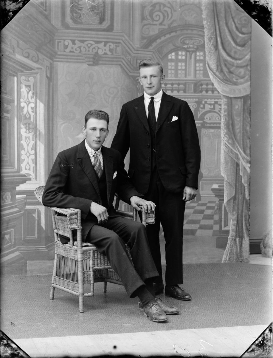 Skötsner-Edhlund, Evert Hermansson och man i korgstol från Vattmyren, Skäfthammars socken, Uppland