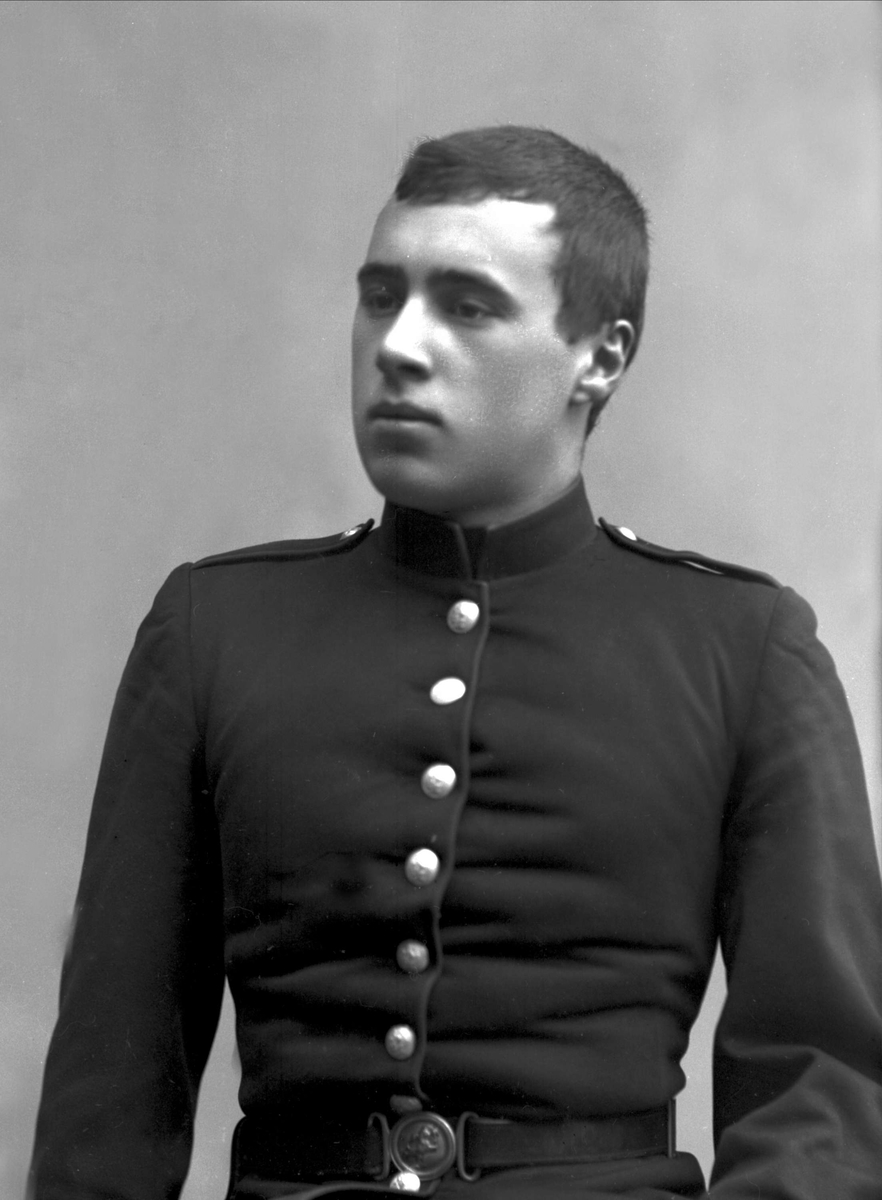 Gustav Borgen, Portrett, mann i kadettuniform.