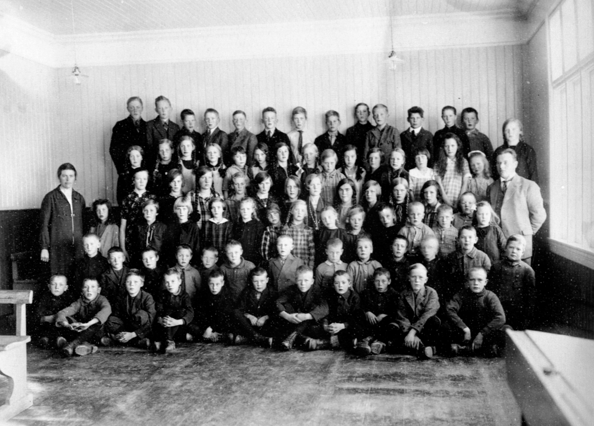 Anno Domkirkeodden, Elver og lærer ved småskolen, Brumund skole, Veldre, Ringsaker.