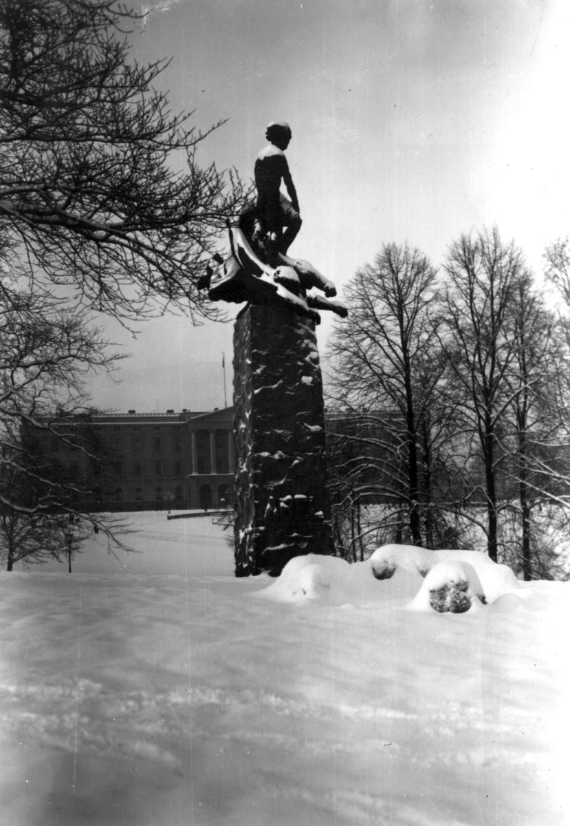 Hermann Christian Neupert, Abel-monumentet av Gustav Vigeland, Slottsparken, Oslo. 1930-1931. Vintermotiv. Slottet i bakgrunnen.