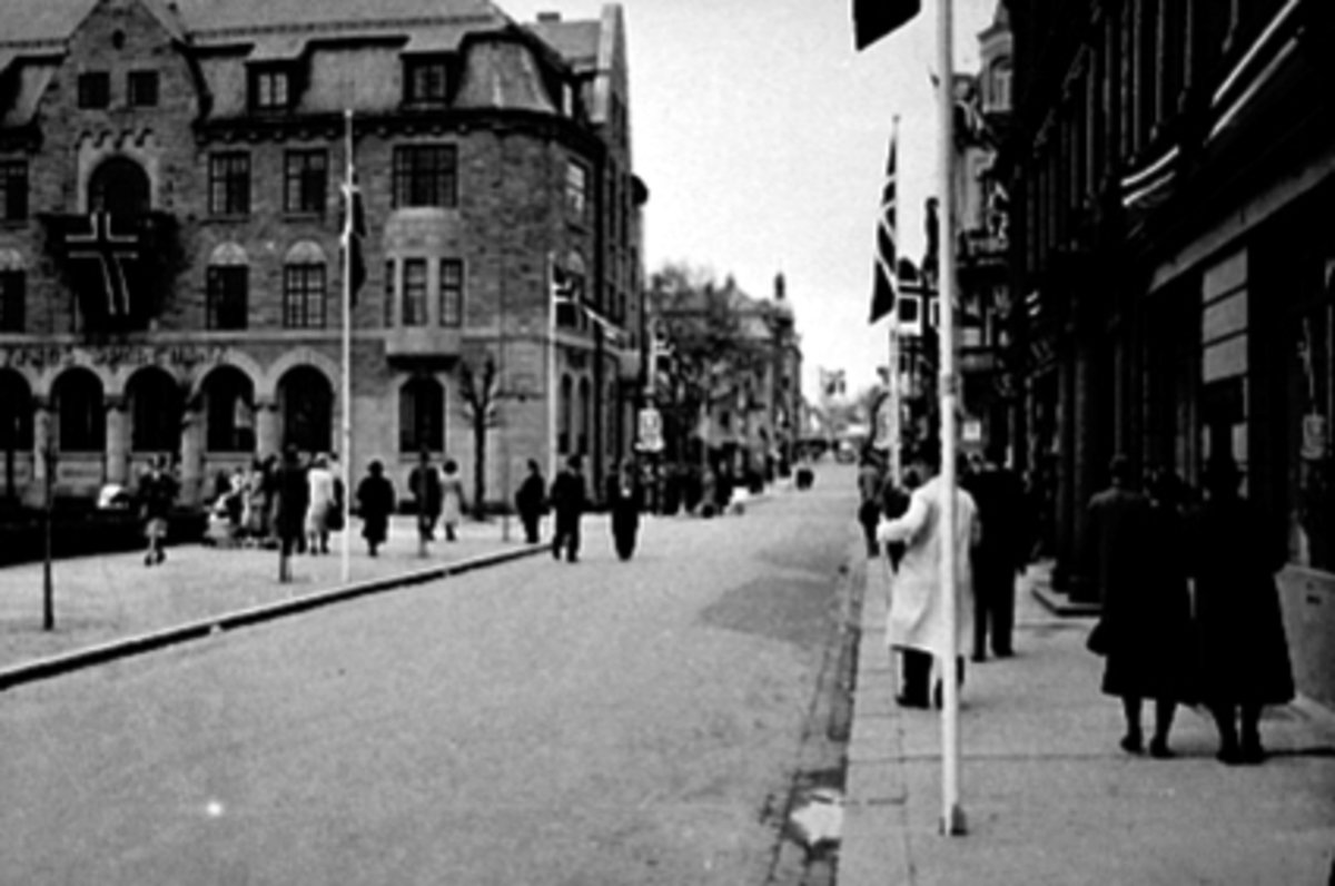 Anno Domkirkeodden, BYJUBILEET 1949, TORGGATA PYNTET MED FLAGG, VANGS SPAREBANK