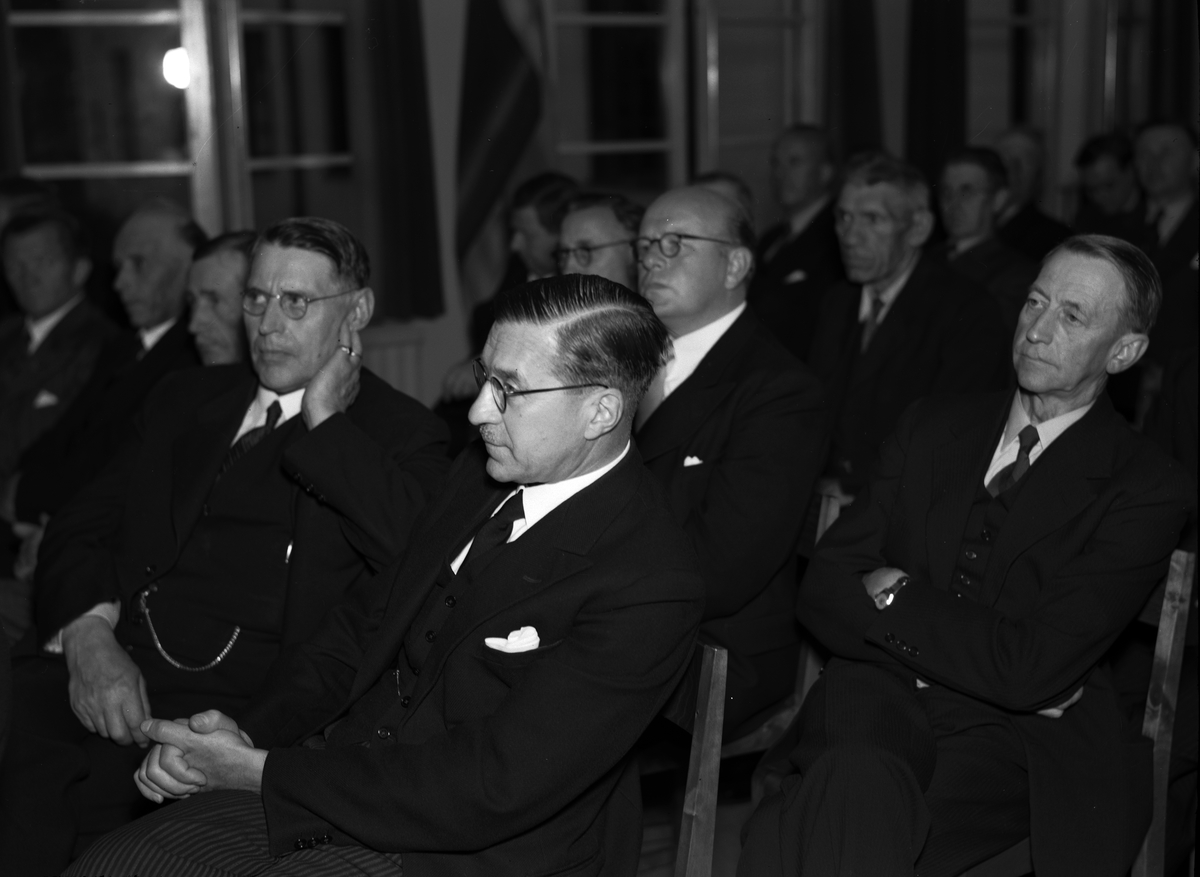 Paul Sandberg, Deltagare i Jälla Lantbruksskolas 50-årsjubileum - Albert Andersson, vice ordförande i Uppsala läns landsting, regeringsrådet Adolf Lundevall, Lantbrukshögskolans rektor Ragnar Nilsson och länsjägmästare Ragnar Lybeck