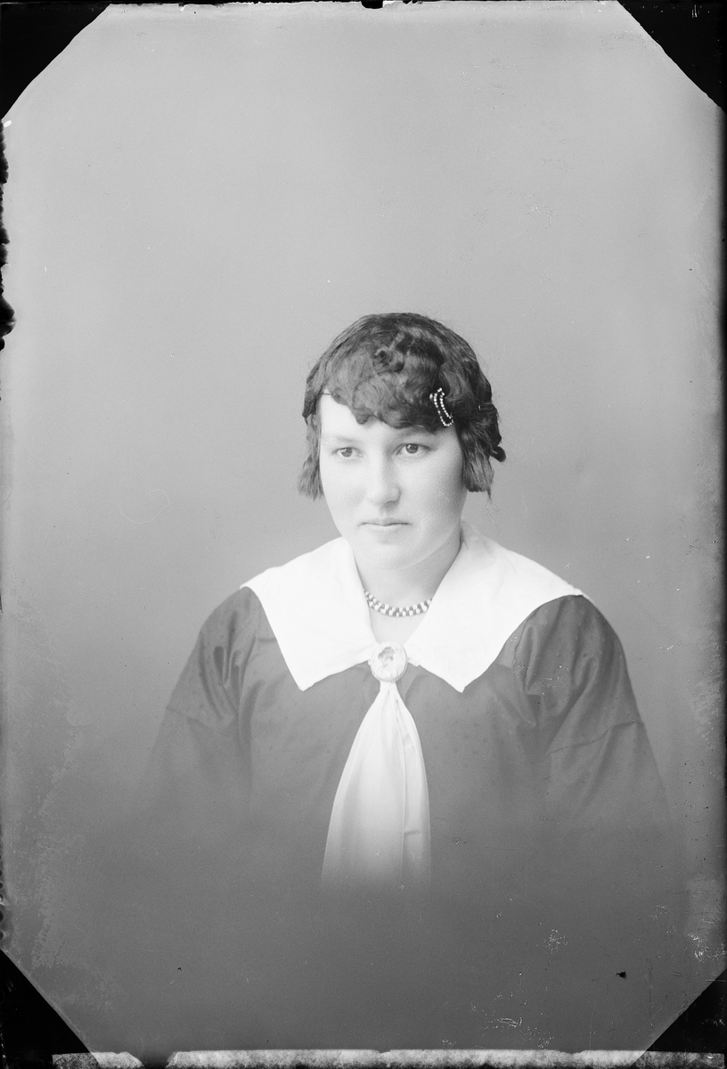 Skötsner-Edhlund, Ateljéporträtt - Edit Jansson från Harg socken, Uppland 1921