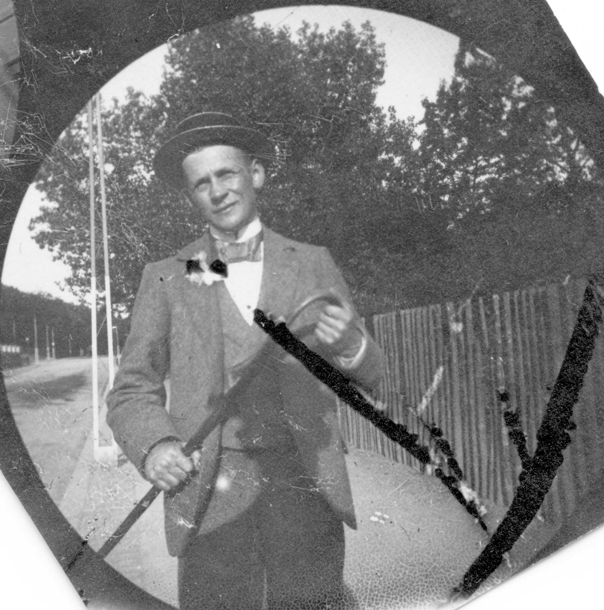 Fredrik Carl Mülertz Størmer, Niels Heitmann på fortau langs gjerde. Student fra 1892.