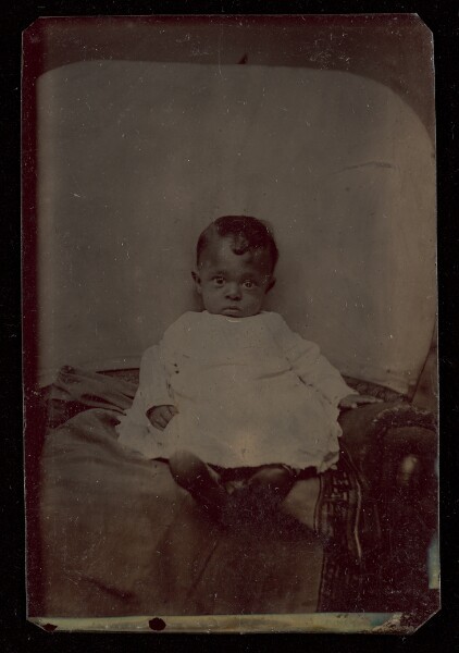 Unknown, [Portrait of a Seated Child with hidden mother]
