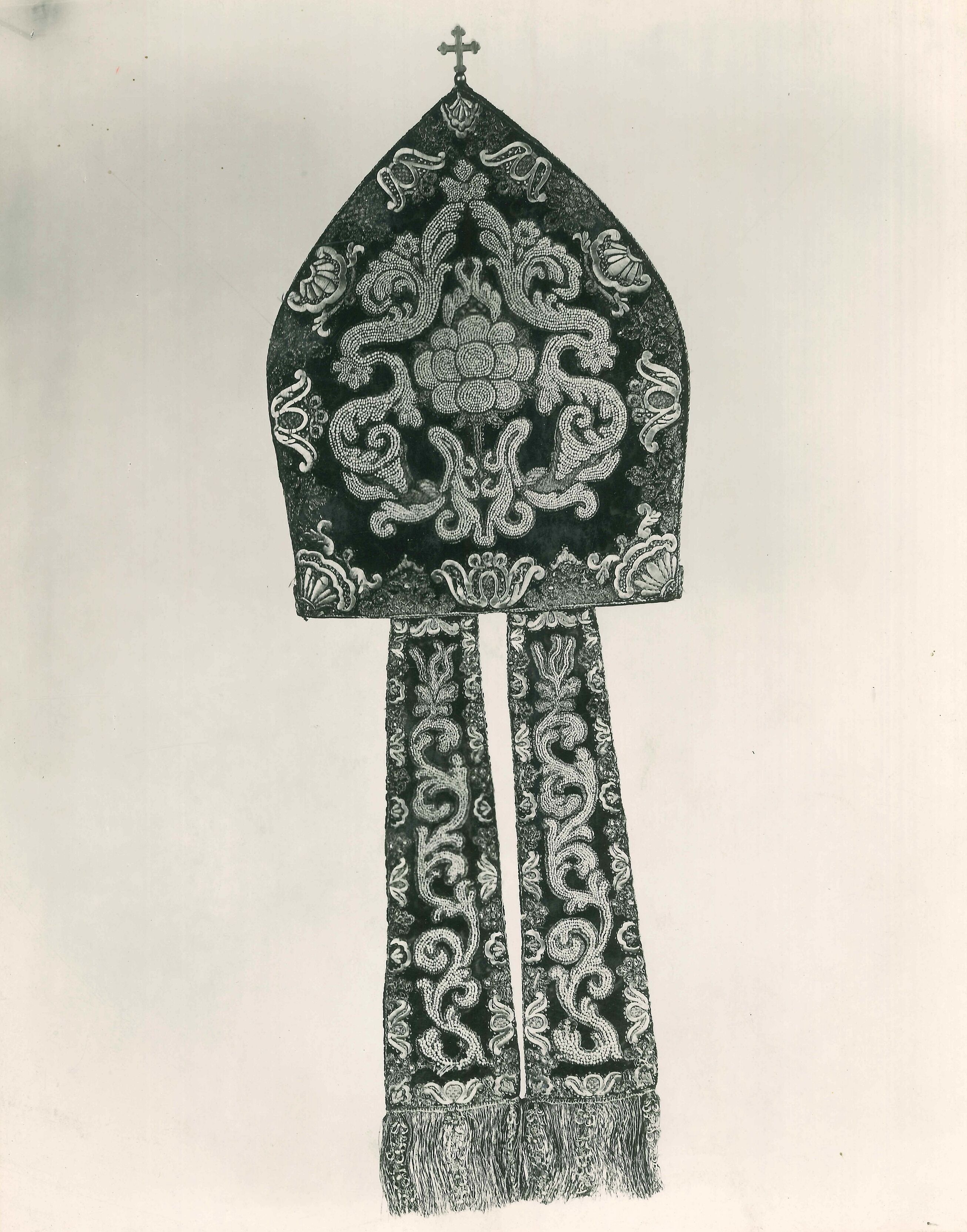 Vladimir Tkalčić, Zagreb - Zagrebačka katedrala - Mitra baroknog oblika, izvezena biserima