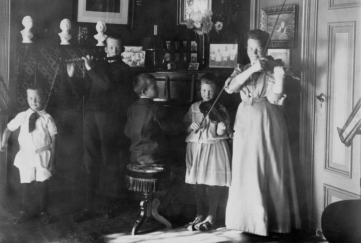 Anno Domkirkeodden, FREDRIKKE AMALIE HOLTERMANN WAALER, FØDT: RYNNING 07. 05. 1865 - 02. 02. 1952, SPILLER PIANO SAMMEN MED BARNA: ERIK, GEORG, ROLF OG ANNE MARGRETHE