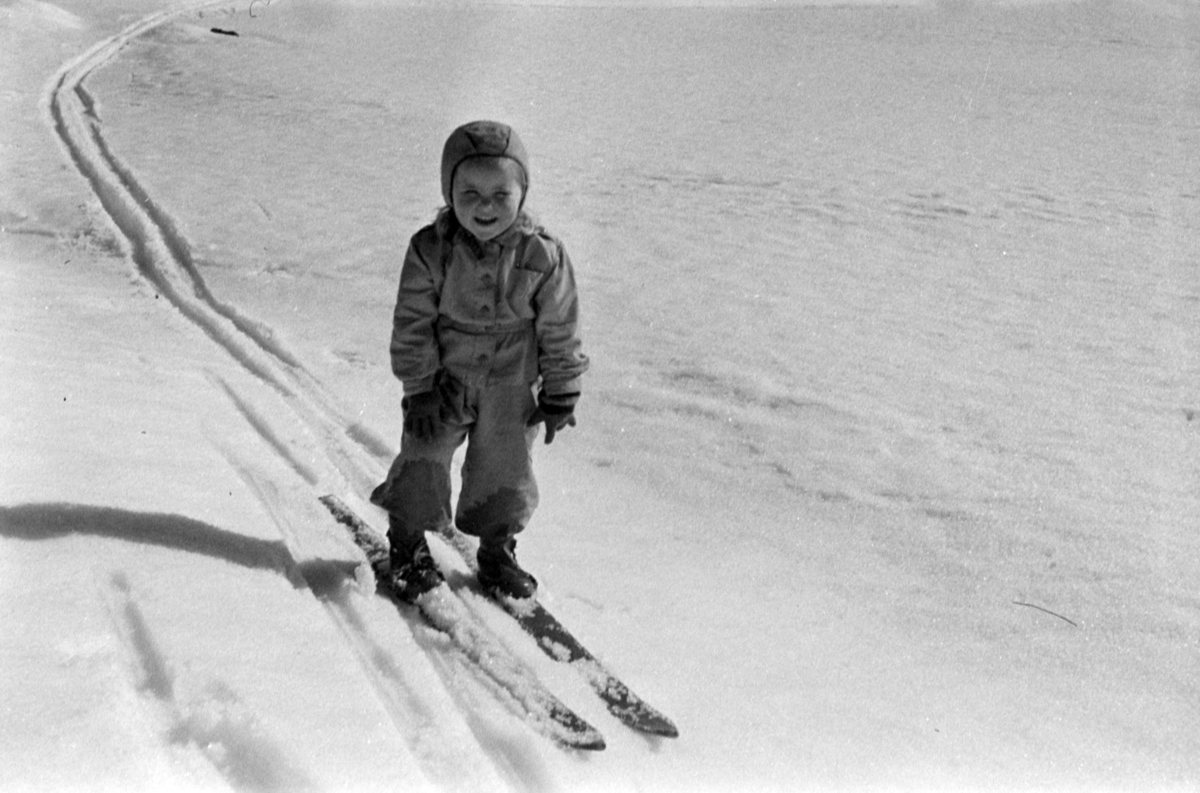 Adolf Skjegstad, Asbjørg Skjegstad. Barn, ski, vinter.