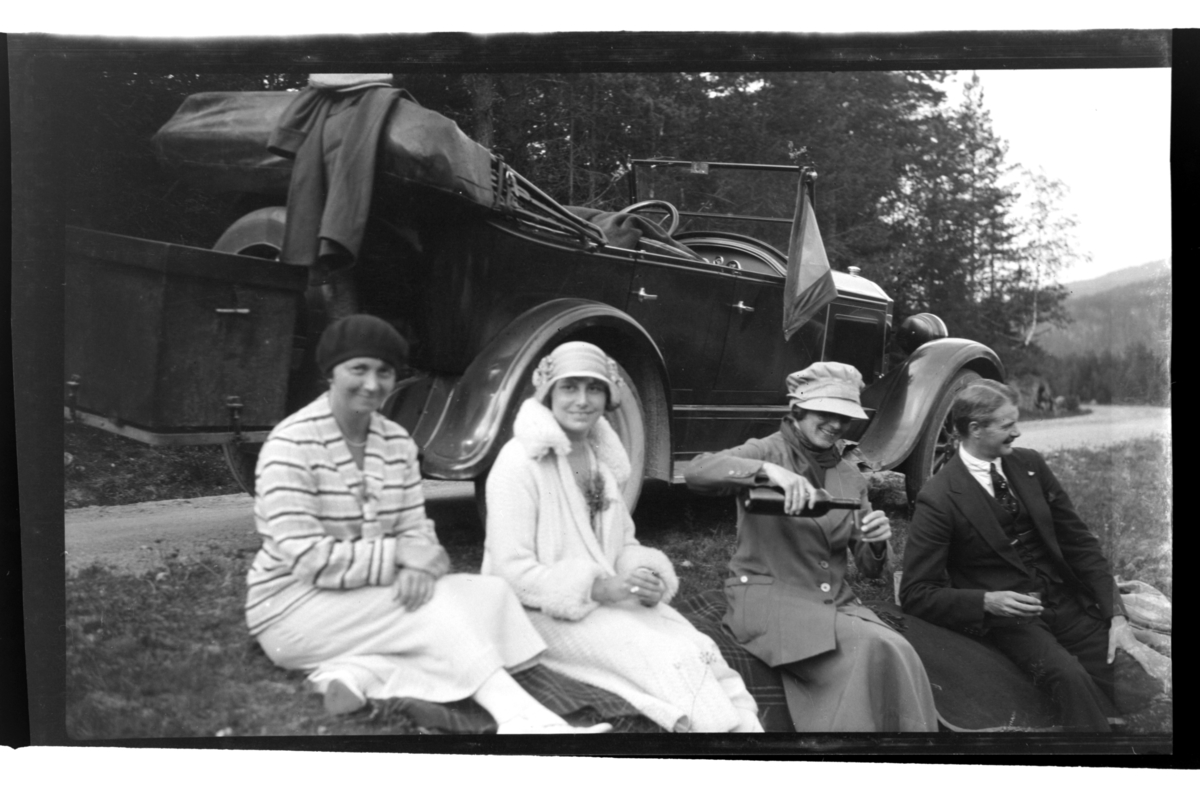 Rolf Sr. Sundt, Rast i veikanten med Rolf Sundt sr.'s Buick i bakgrunnen. Fra venstre ukjent kvinne og Hilda Sundt mellom ektefellene Dorothy og Edouard Sundt fra England. Fotografert 1929.