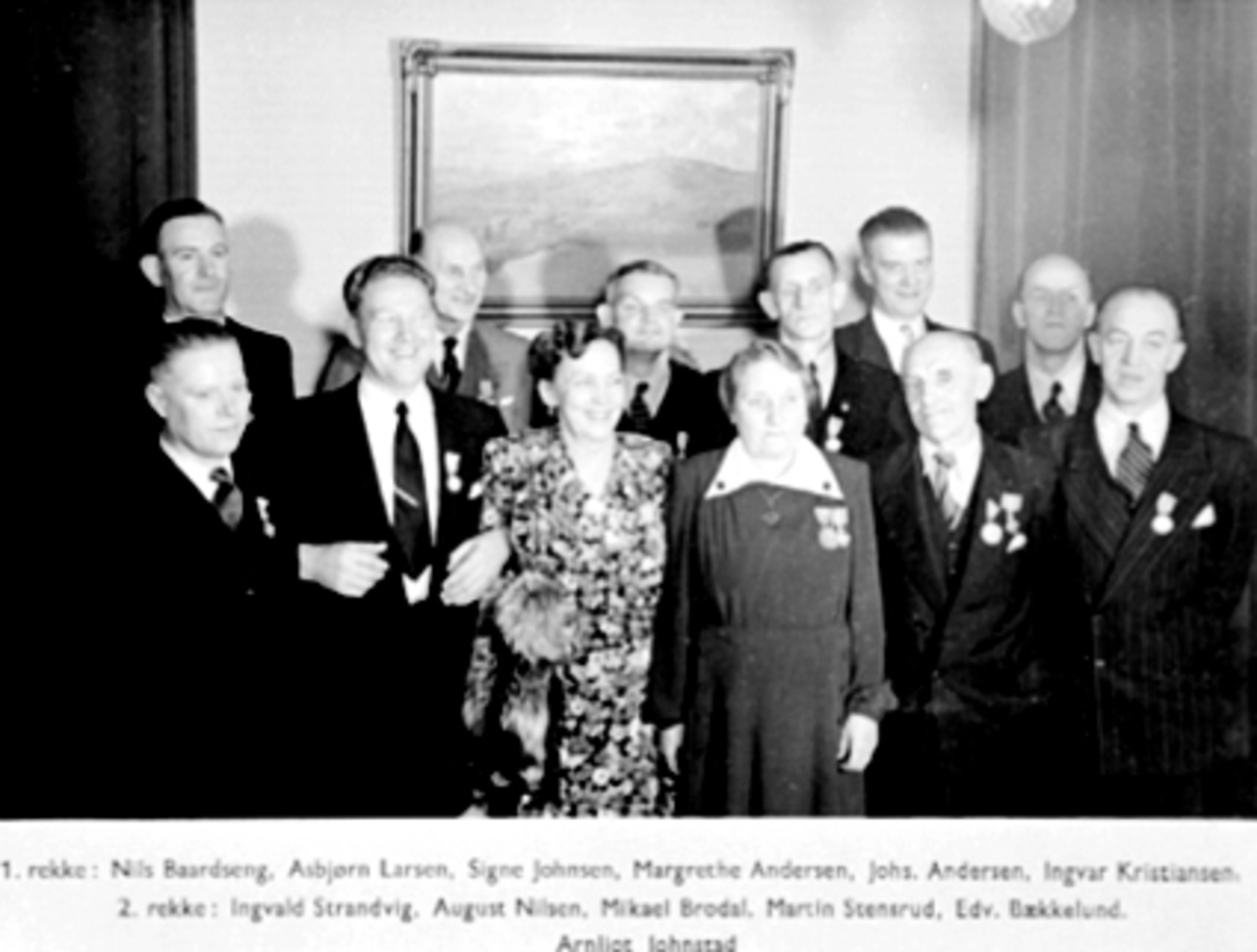 Anno Domkirkeodden, GRUPPE, ARBEIDERE, FUNKSJONÆRER, NORRØNA SKOFABRIKK A/S1 rekke: Nils Baardseng, Asbjørn Larsen, Signe Johnsen, Margrethe Andersen, Johs. Andersen, Ingvar Kristiansen, 2 rekke: Ingvald Sandvik, August Nilsen, Mikael Brodal, Martin, Stensrud, Edv. Bækkelund, Arnljot Johnstad. Norges Vels medalje utde…