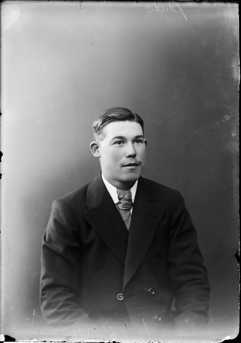 Skötsner-Edhlund, Ateljé Portrait - Man, Östhammar, Uppland