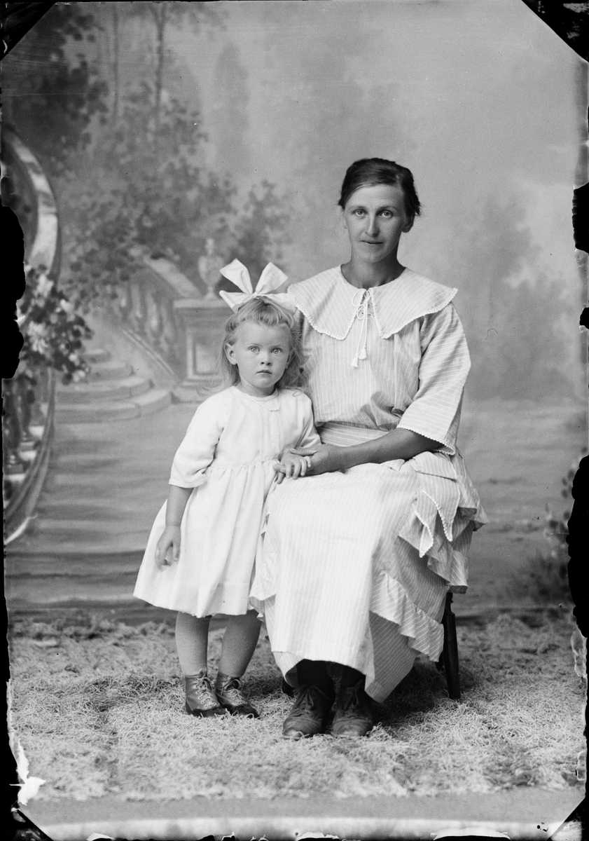 Skötsner-Edhlund, Ateljé Portrait - Ester Mattsson from Barkö with Daughter, Uppland 1924