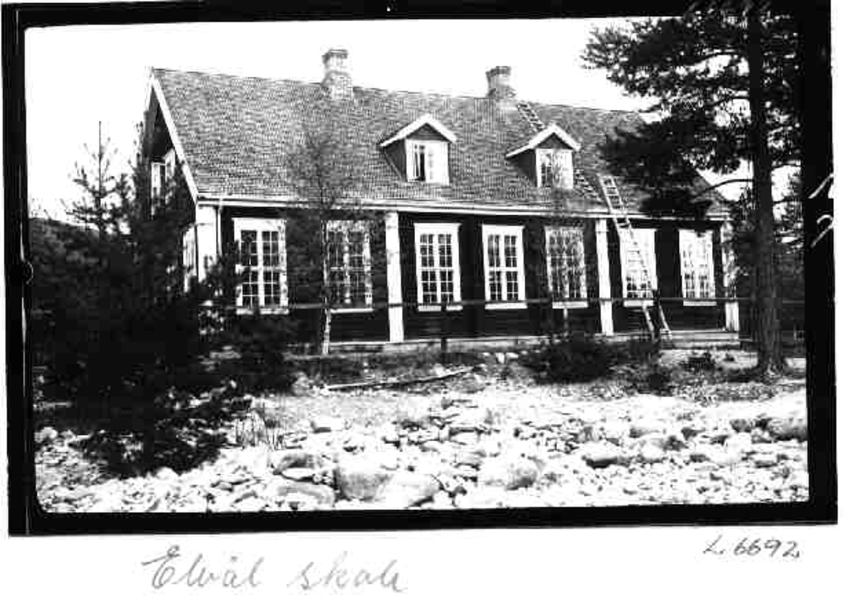 Per K. Lien, Elvål skole, Rendalen. Vinduer.