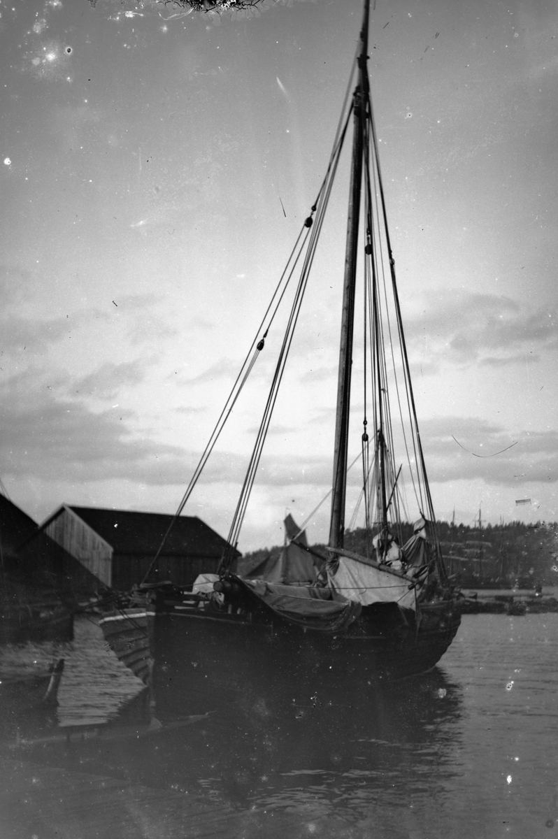 Hans Emil Erichsen, Seilbåt. Ukjent sted.