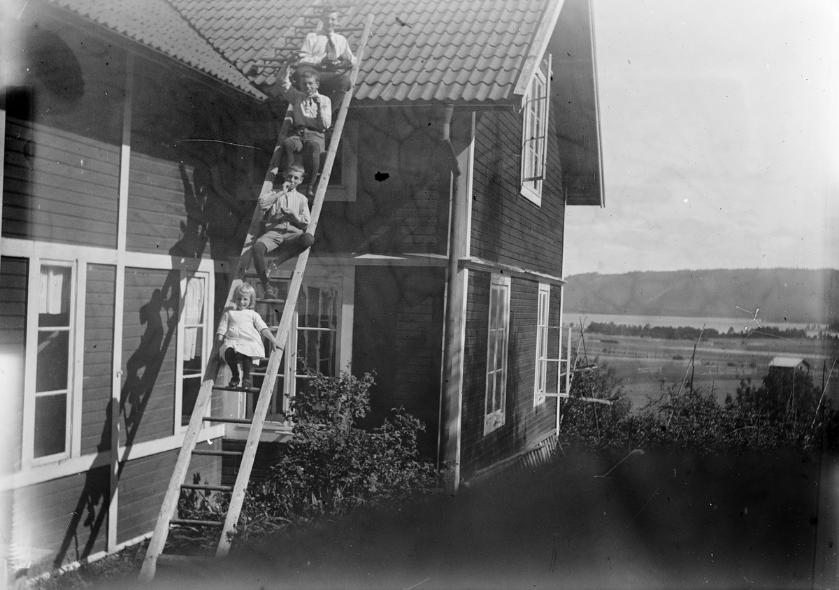 Okänd,, Ruben och Christiane Liljefors barn, Alf, Roland, Ingemar och Marit sitter på stegen vid bostadshus, sannolikt i Sverige