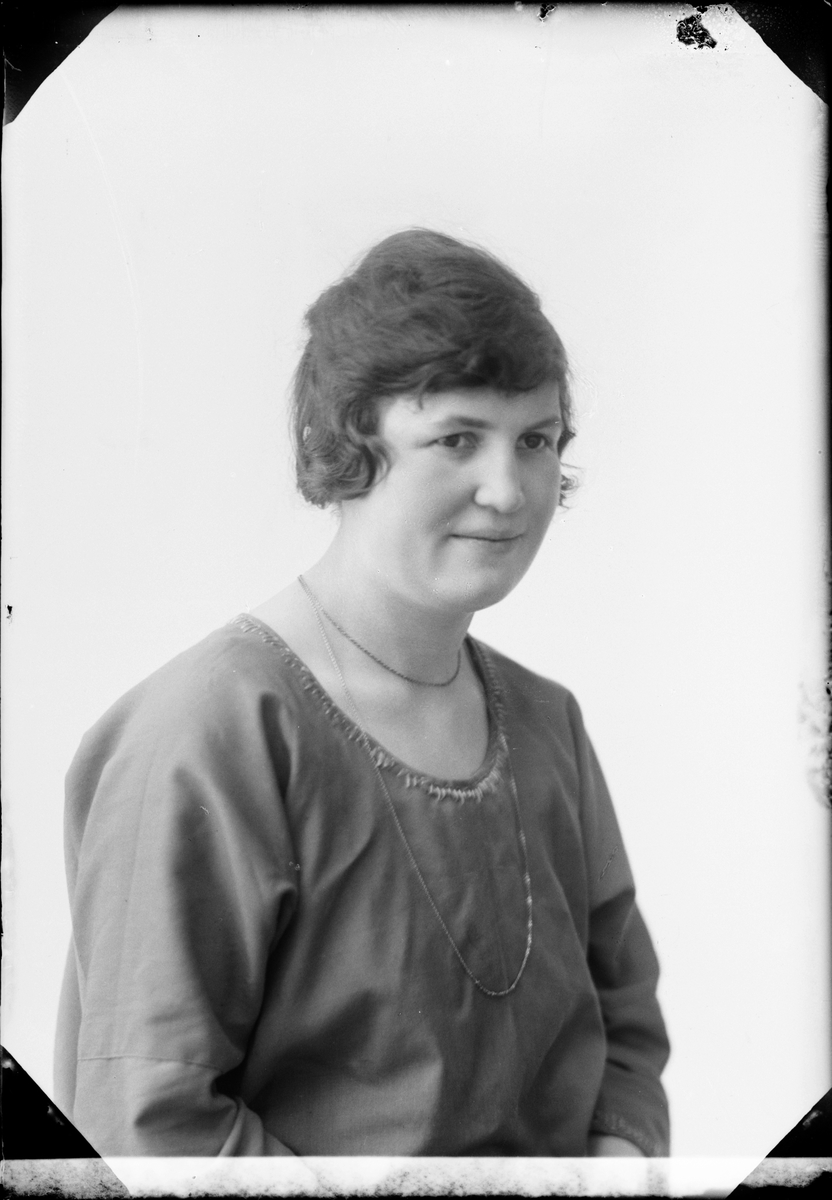 Skötsner-Edhlund, Ateljéporträtt - Britta Bylund från Gillinge, Ekeby socken, Uppland 1923