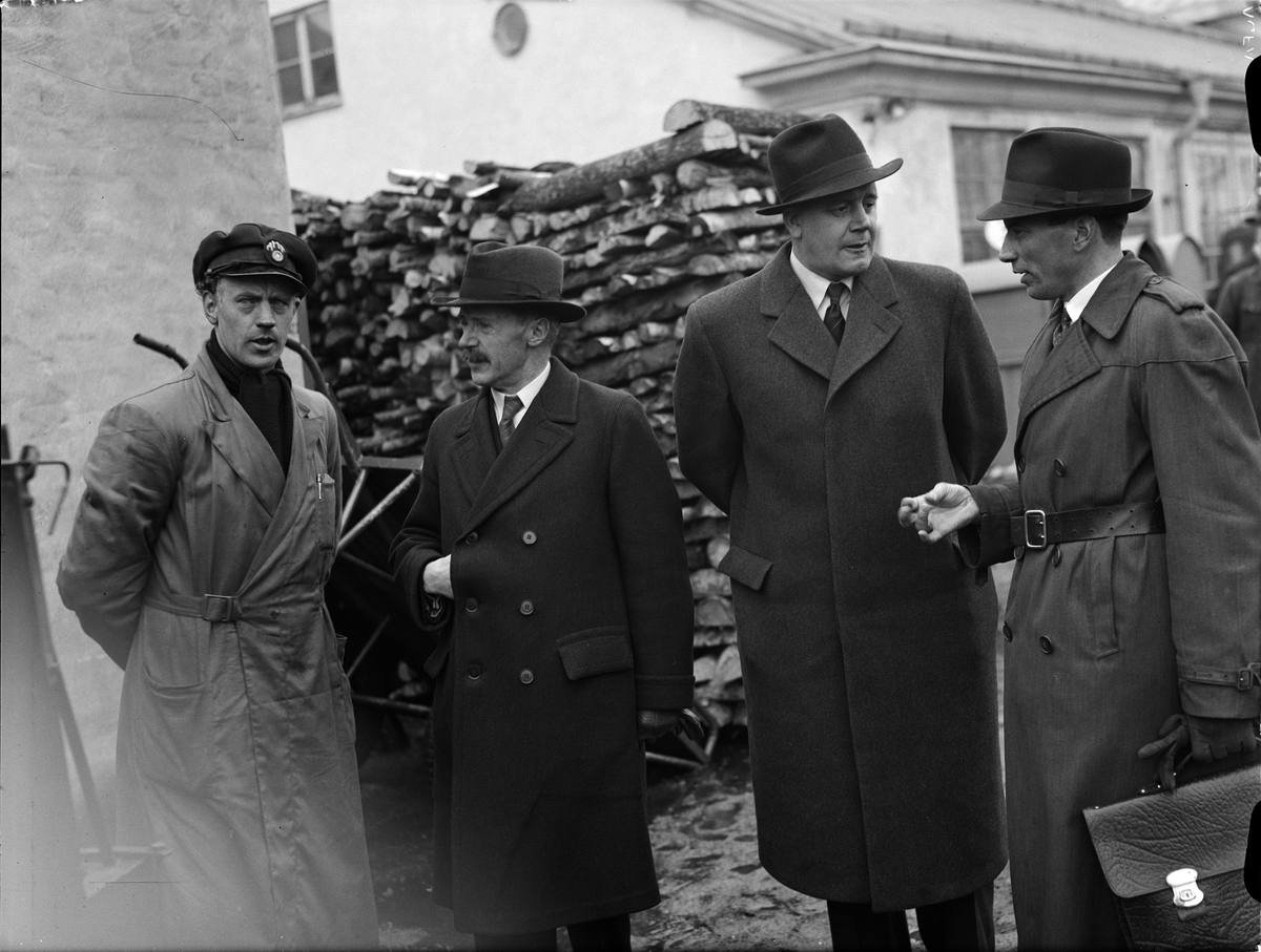 Paul Sandberg, Montör Gösta Ericsson, landshövding Sigfrid Linnér, direktör Bror Andersson och kursledaren jordbrukskonsulent Göran Knutsson på Hushållningssällskapets kurs i traktorkörning med gengas hos Bröderna Modin & Co, Svartbäcksgatan 45