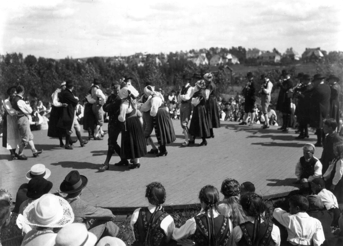 Hermann Christian Neupert, Nordisk folkedansstevne på Norsk Folkemuseum i 1925. Antakelig opptreden av svenske folkedansere.