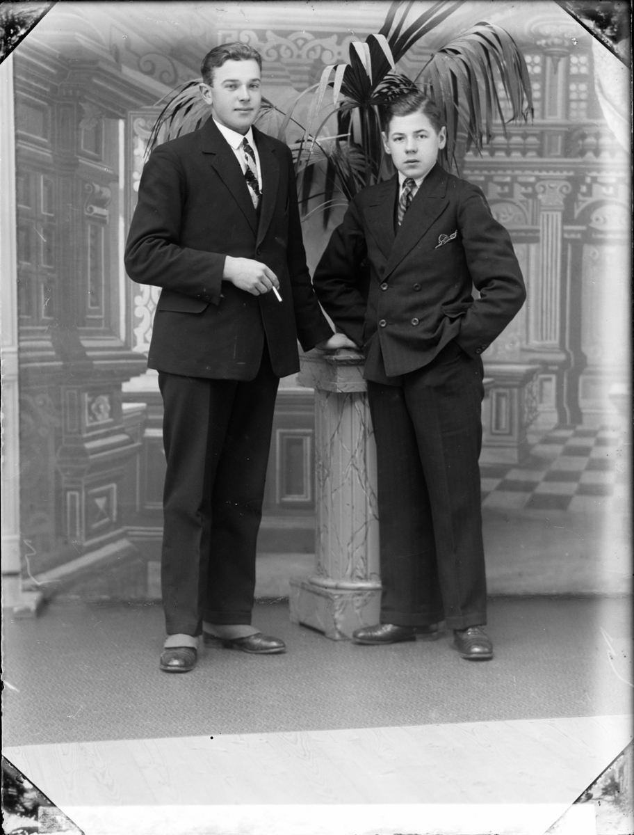 Skötsner-Edhlund, Ateljéporträtt - Två unga män, Östhammar, Uppland 1929