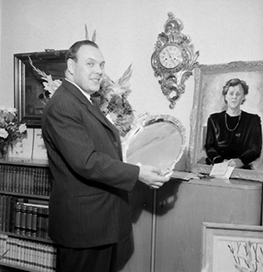 Knut Borg, Rumsinteriör, en man. Hagman på 40-årsdagen.