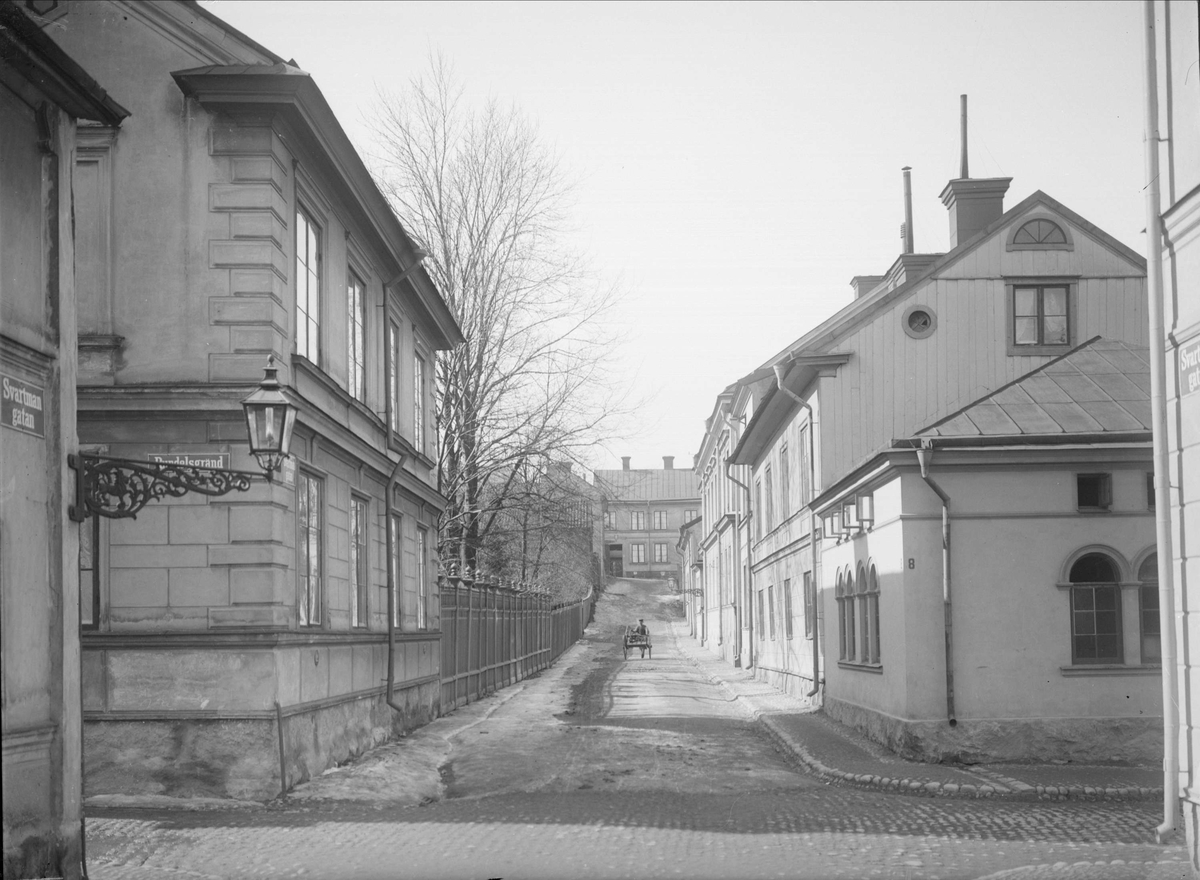 Alfred Dahlgren, Svartmangatan - Rundelsgränd, Fjärdingen, Uppsala 1901 - 1902. Man med kärra i backen