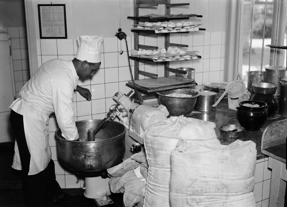 Paul Sandberg, Konditor Einar Bergström "vid deggrytan" i Uppsala Hotell AB:s nya bageri i flygelbyggnad till Rullan, Kungsgatan 44