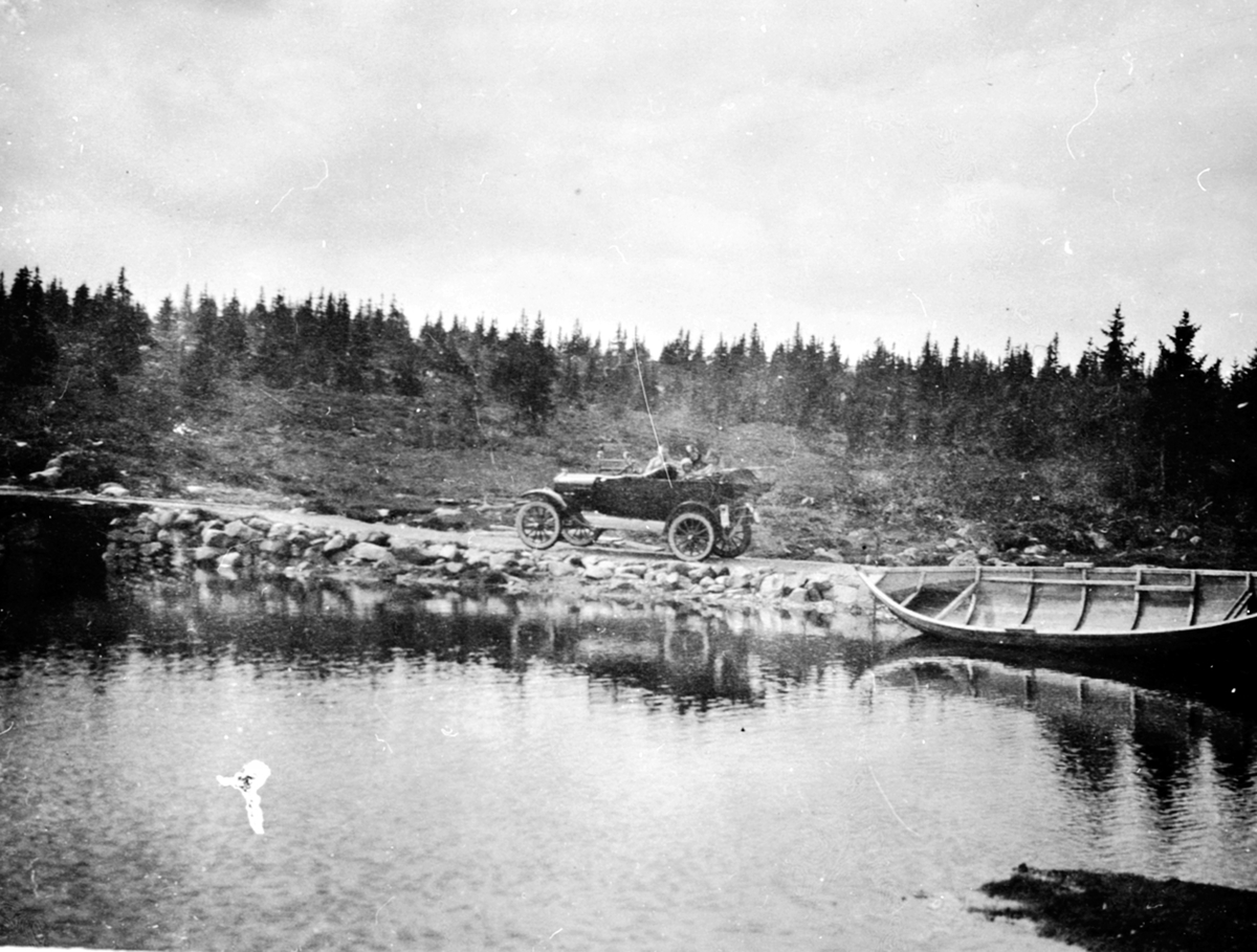 Anno Domkirkeodden, Familien Løken fra Granerud gård, Brumunddal på biltur i Ringsakerfjellet i en Ford T 1919-22 modell, D-111.