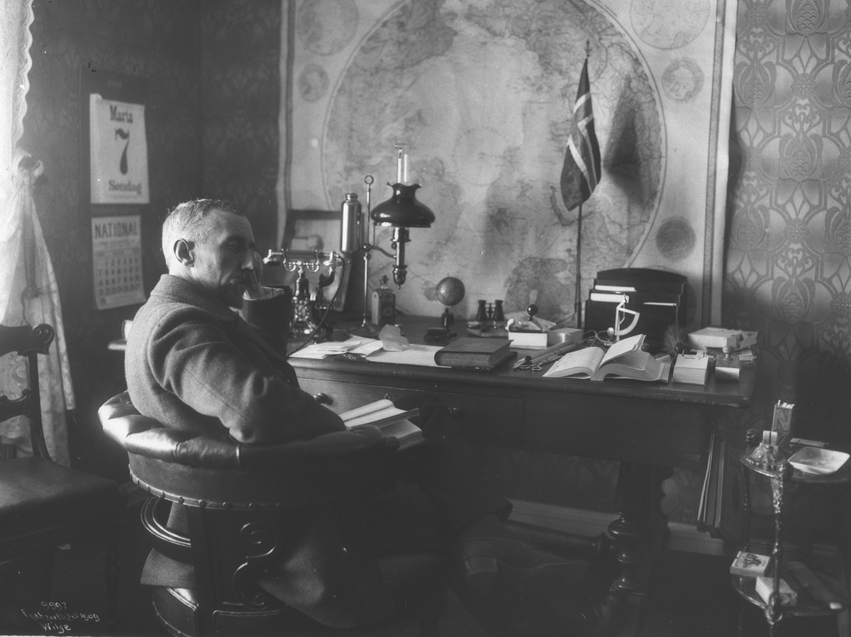 Anders Beer Wilse, Prot: Roald Amundsen - I sit Arbeidsværelse 7/3 1909