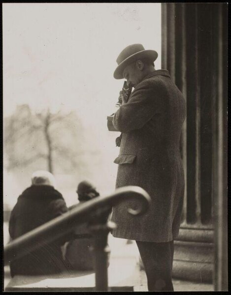 Hoppé, Emil Otto, Photographer on the steps of the National Gallery