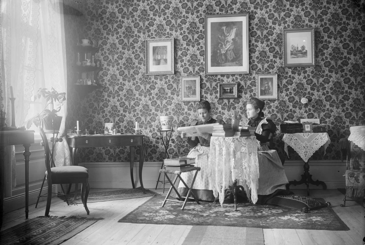 Henri Osti's Fotografiateliér, Emma Osti och flicka, Bredgränd 11, Uppsala 1898