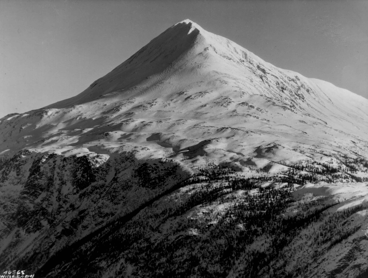 Anders Beer Wilse, Landskap ved Gaustatoppen. Snødekte fjell.